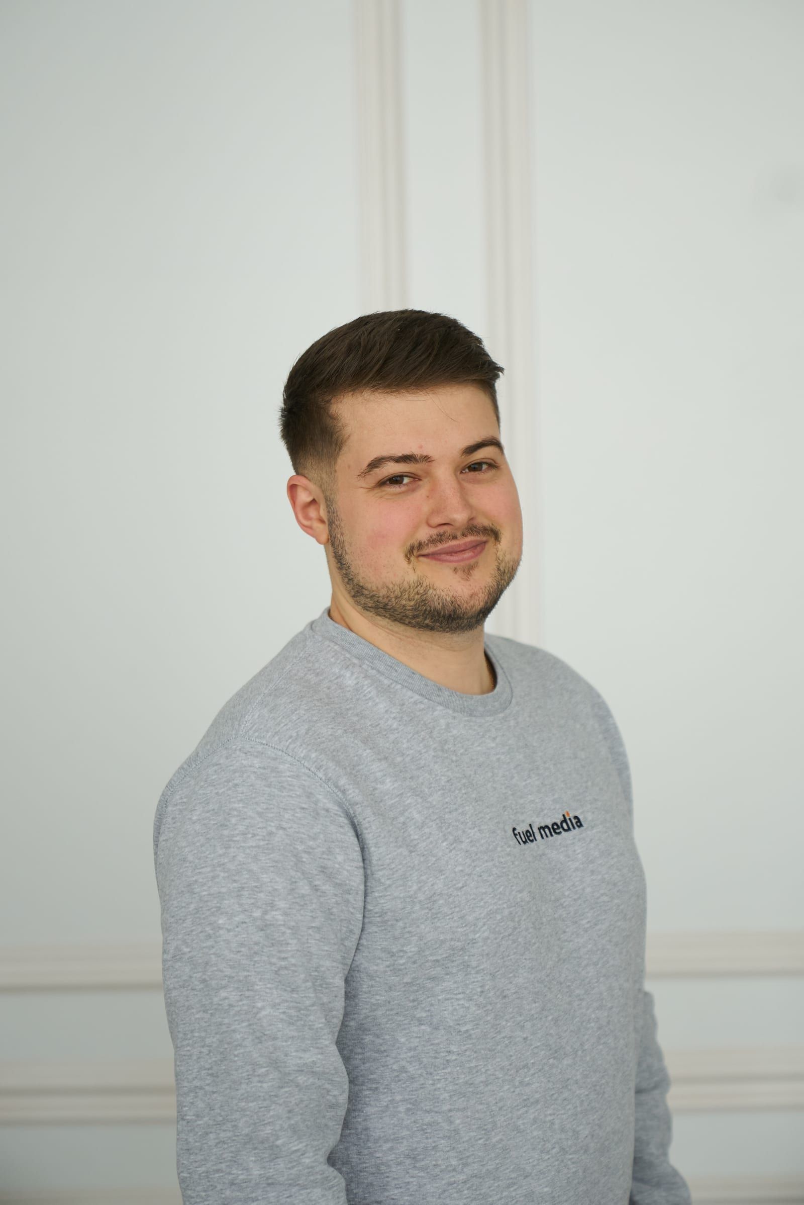 Anton Horst, Geschäftsführer von fuel media, im grauen fuel-media-Pullover