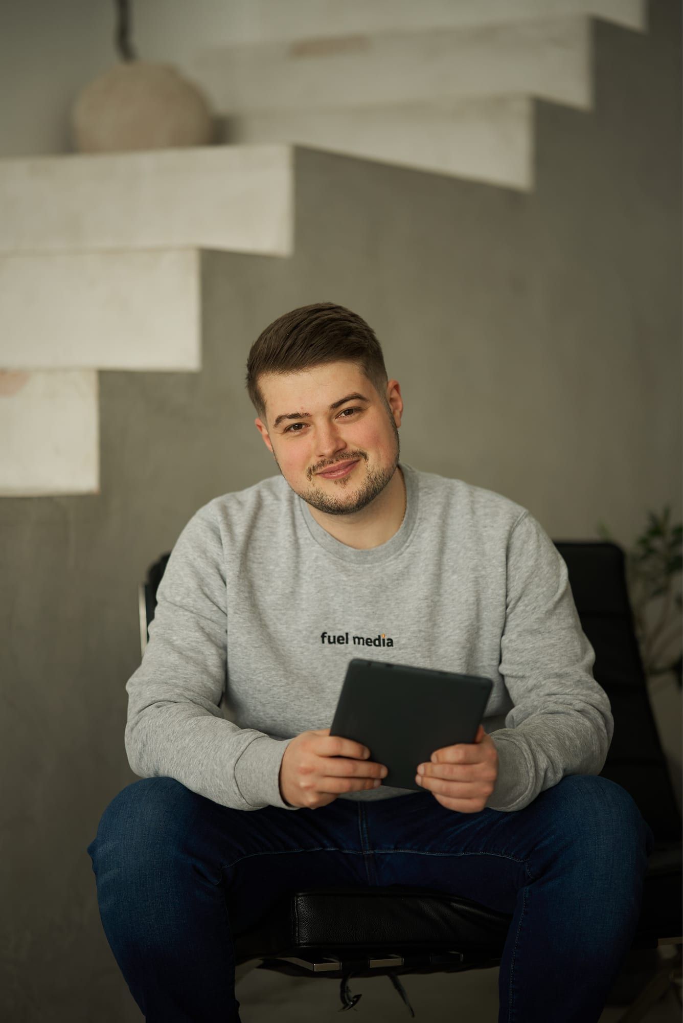 Anton Horst, Ansprechpartner für Websites, mit Tablet
