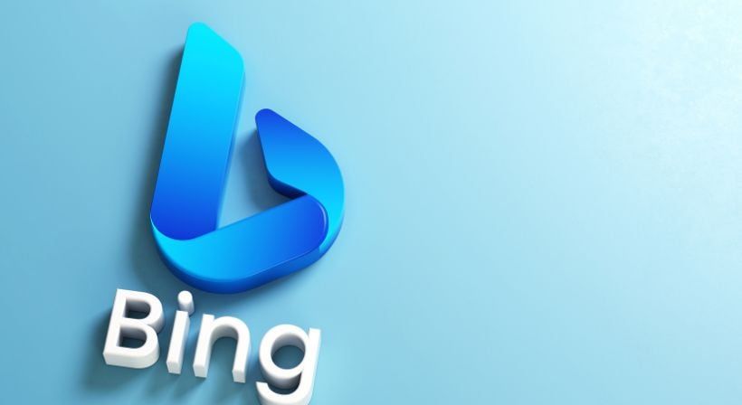 Blaues Bing-Logo als 3D-Schriftzug vor einer hellblauen Wand