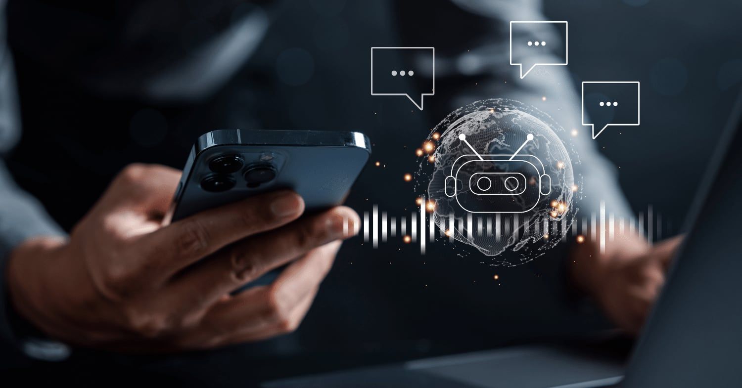 Hand hält ein Smartphone, daneben ein eingeblendetes Chatbot-Symbol vor einer Weltkugel mit Sprechblasen