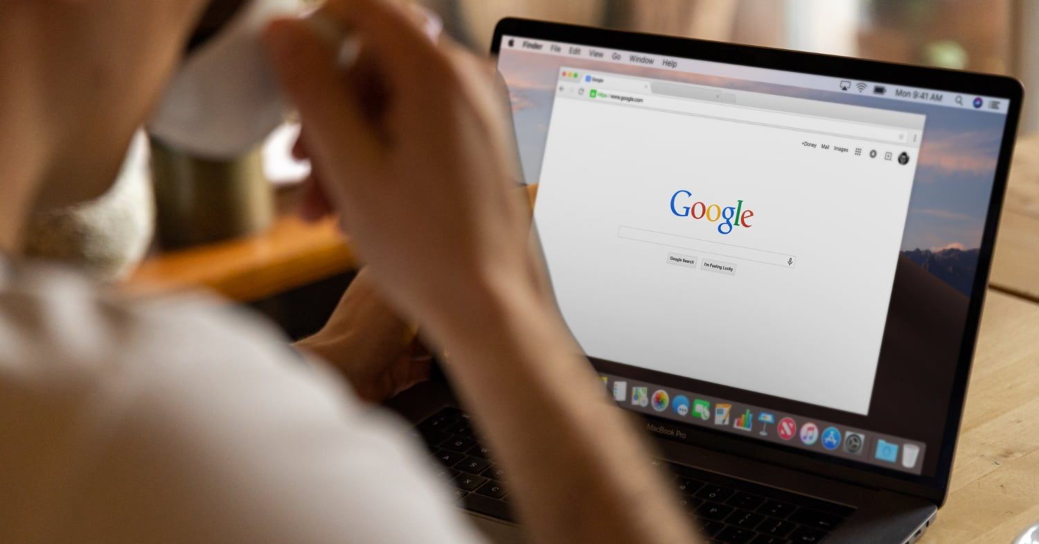Person am Laptop mit geöffneter Google-Startseite