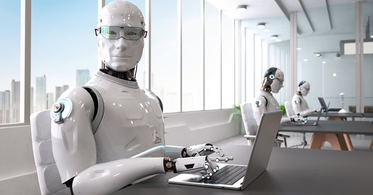 Humanoider Roboter mit Brille sitzt an einem Laptop in einem hellen Büro, im Hintergrund arbeiten weitere Roboter