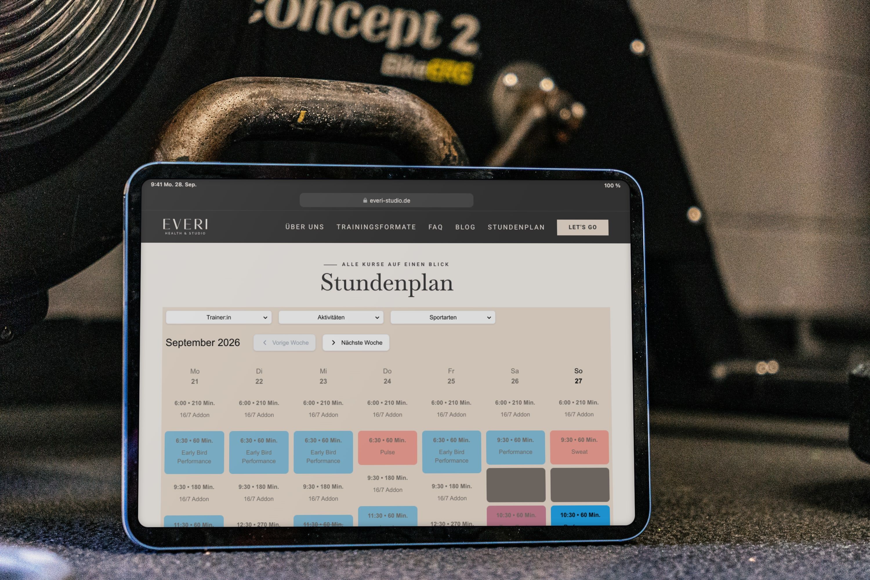 Stundenplan von everi-studio.de auf einem Tablet an einer Kettlebell im Trainingsraum