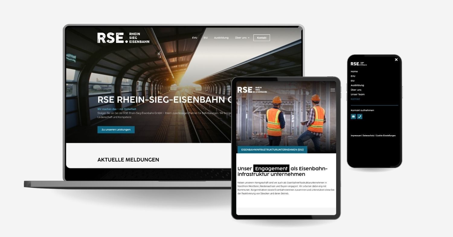 Website eines Eisenbahnunternehmens auf Laptop, Tablet und Smartphone vor hellgrauem Hintergrund
