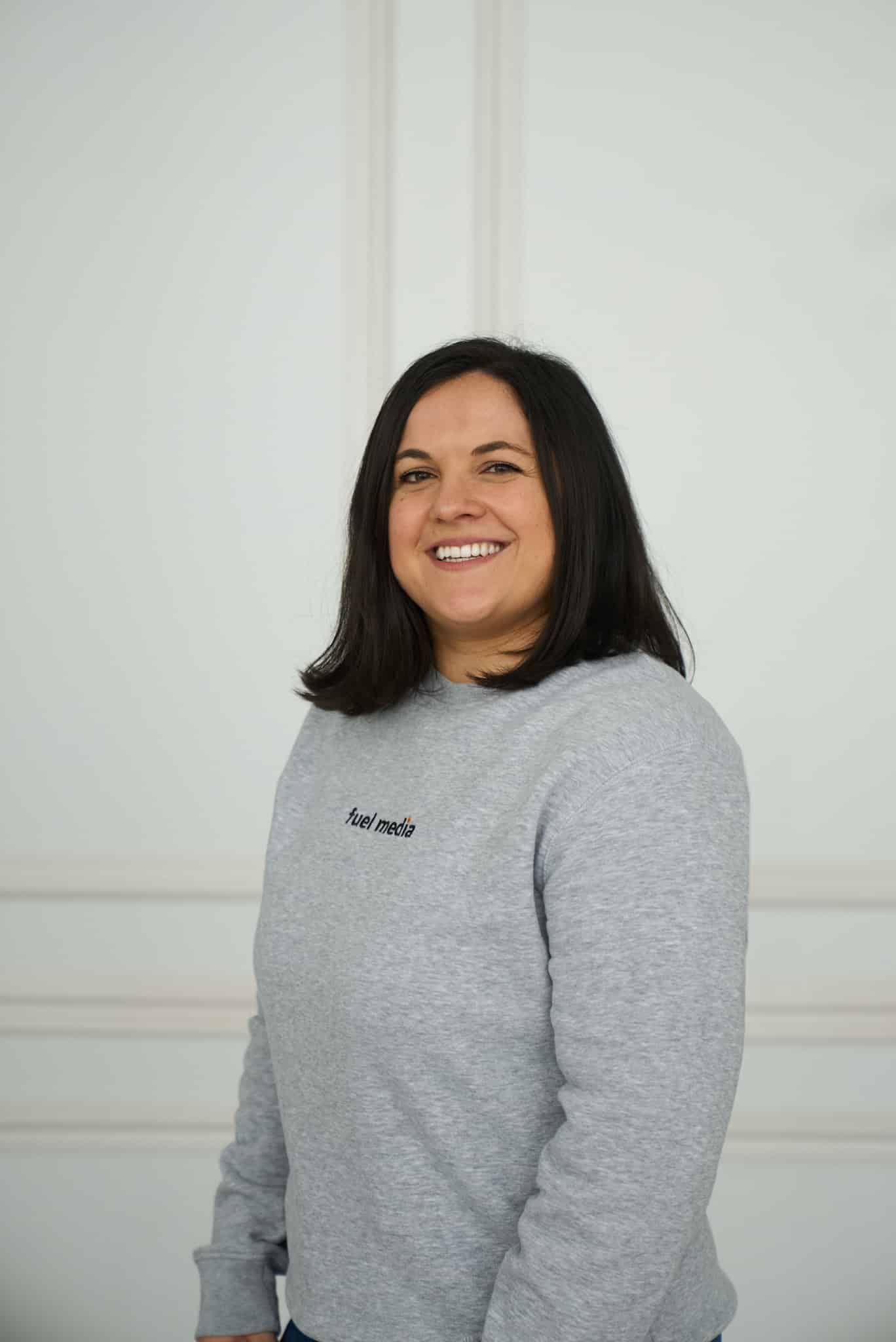 Nadja Horst, Geschäftsführerin von fuel media, im grauen fuel-media-Pullover