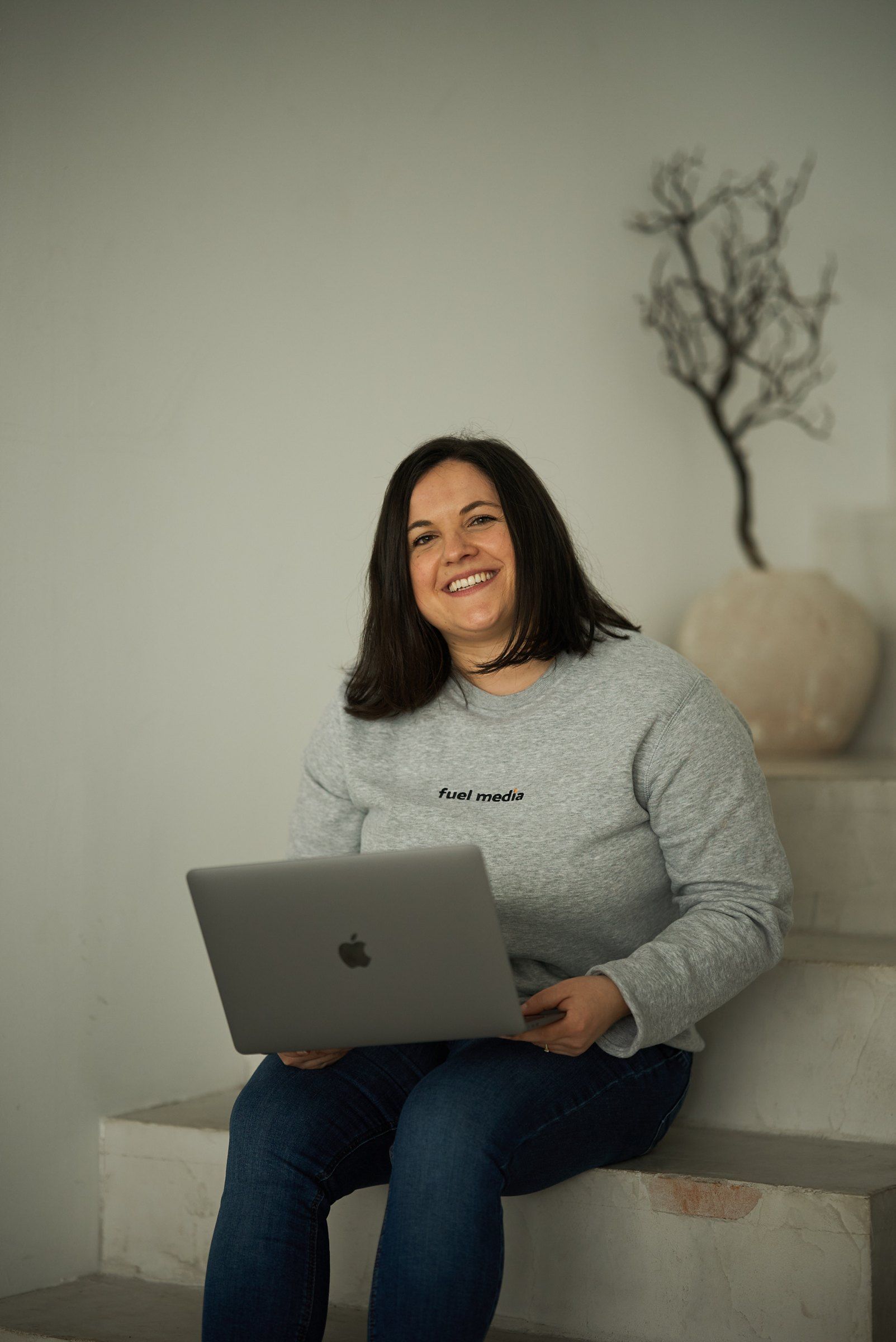 Nadja Horst, Ansprechpartnerin für SEO, GEO und Ads, am Laptop