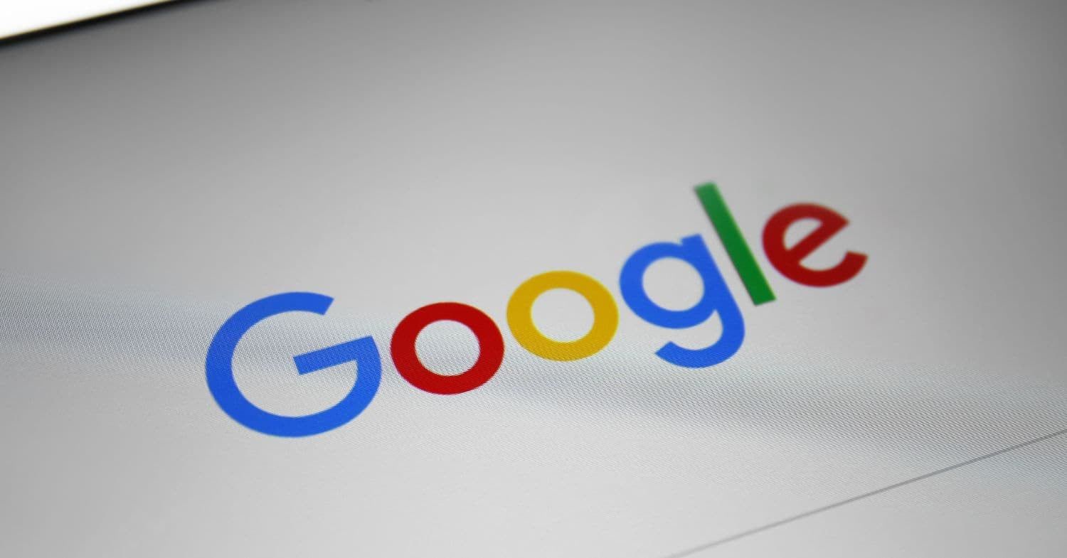 Farbiges Google-Logo in Nahaufnahme auf hellem Hintergrund